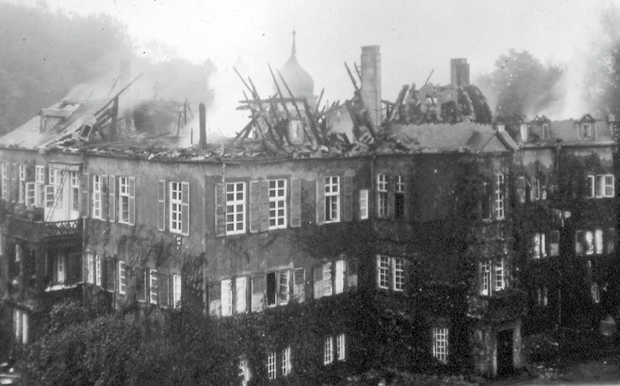Die Aufnahme zeigt von außen die schweren Schäden, die das Gebäude durch den Brand erlitten hat.